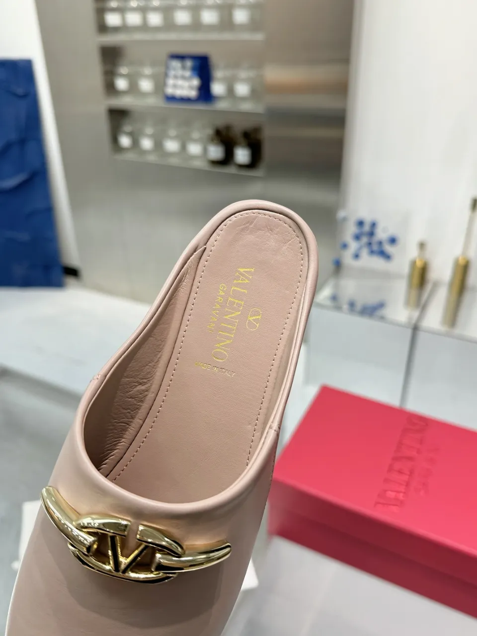 👟👟Ex-factory price 520👟👟 Valentino’s hottest new product in 2025, the new slippers are also easy to wear...😈😈😈 The latest logo buckle Perfectly combined with sexiness❤️‍🔥❤️‍🔥❤️‍🔥❤️‍🔥It is simply the pinnacle of summer fashion💖💖💖💖Original replica Outsole: Italian genuine leather outsole Heel height: Flat heel Size: 35-39 (40 41 42 customization is non-returnable and non-exchangeable)